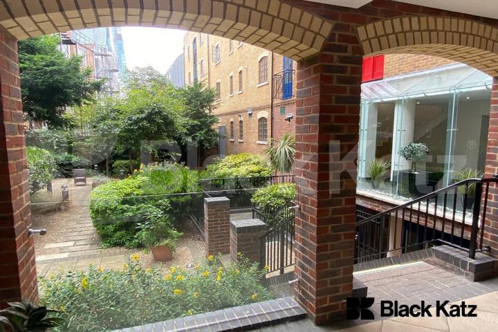 Warehouse style apartment with 900 sq. ft. of living and entertaining space Lion Court.  Shand Street, London Bridge